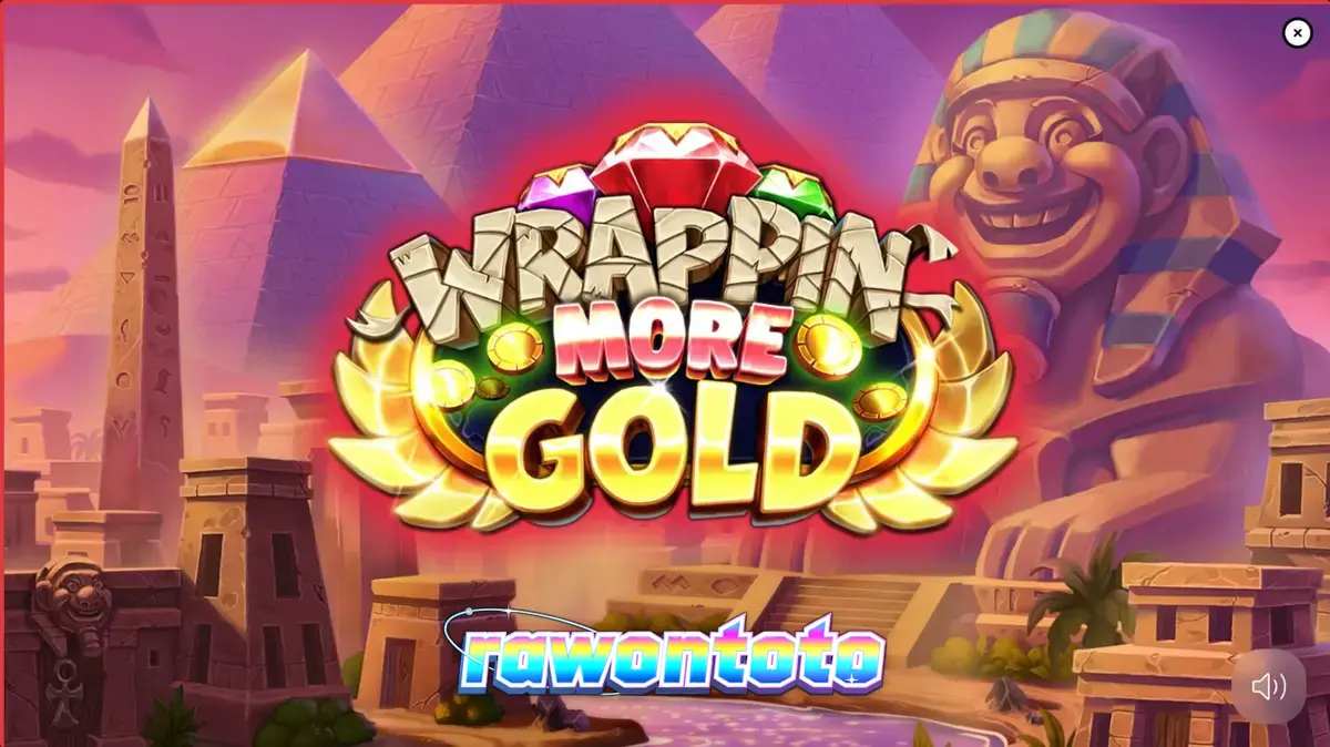 Mumi ramah dalam permainan slot Wrappin’ More Gold dengan latar belakang harta karun Mesir